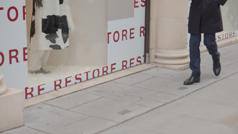 Cerca-De-La-Exhibición-De-Ropa-En-La-Ventana-De-La-Tienda-De-Marcas-De-Lujo-En-Bond-Street-Mayfair,-Londres,-Reino-Unido-1